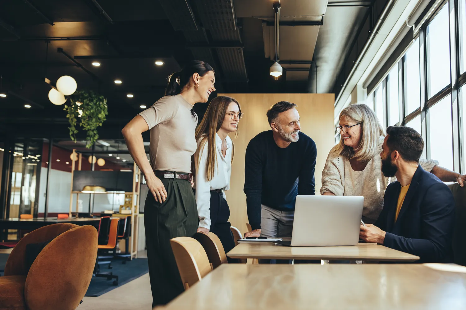 Formation en entreprise en petit comité autour d'un ordinateur