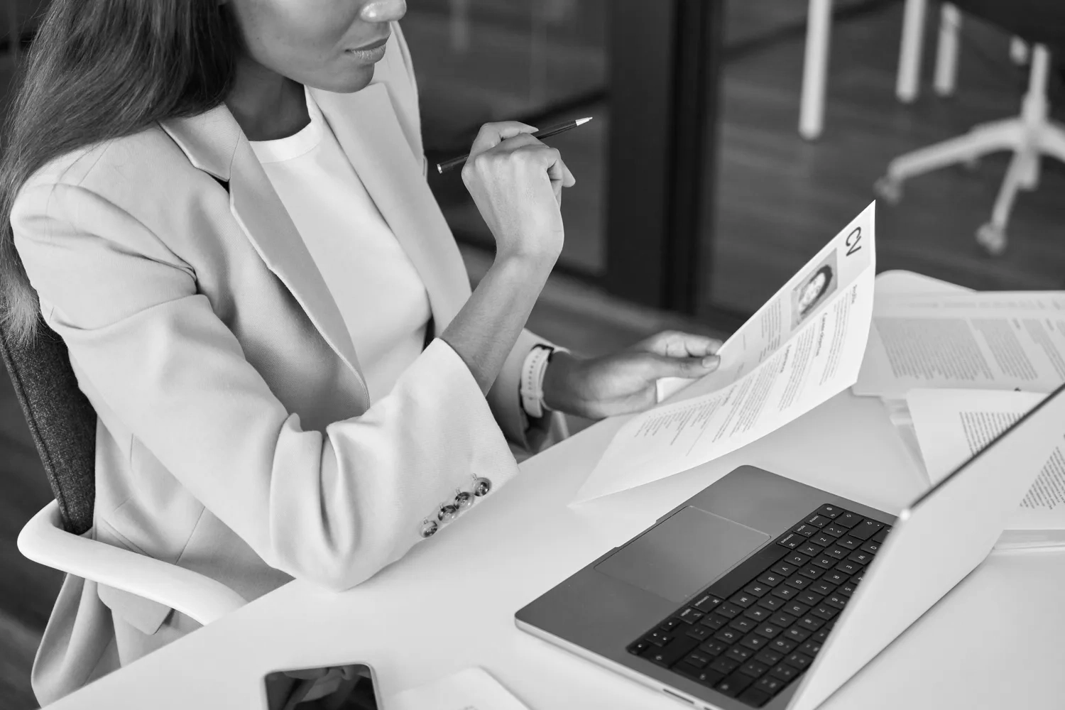 Recruteur examinant un CV